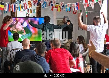 Les fans d'Angleterre célèbrent le passage à l'Allemagne dans le pub Prince George à l'est de Londres lors du tournoi de football Euro 2021 Banque D'Images