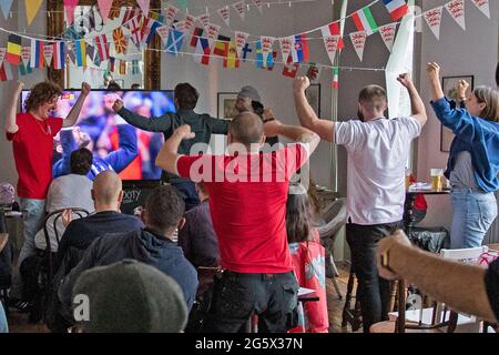 Les fans d'Angleterre célèbrent le passage à l'Allemagne dans le pub Prince George à l'est de Londres lors du tournoi de football Euro 2021 Banque D'Images
