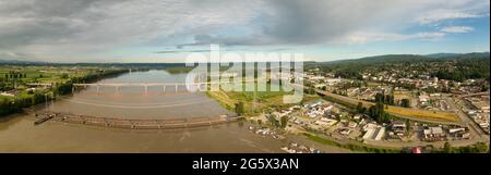 Vue panoramique aérienne du fleuve Fraser, du pont et de Mission City. Banque D'Images