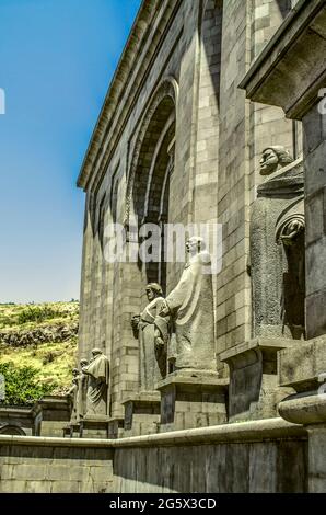 Vue sur les sculptures de basalte des grands scientifiques arméniens du Moyen âge Frick, Gosh, Khorenatsi, Shirakatsi, Tatevatsi et Toros Roslin opp Banque D'Images