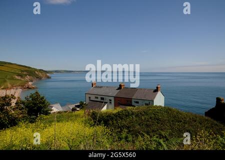 Cottages sur le sommet de la falaise au-dessus de Hallsands pris du sentier de la côte sud-ouest. Hallsands est bien connu comme le site du 'Lost Village'. Banque D'Images