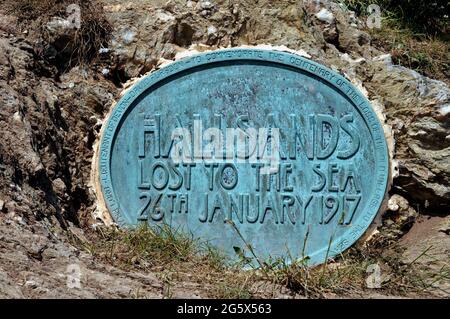 Plaque sur le côté des chemins pour commémorer le village perdu de Hallsands. Le village a été abandonné après que le dragage ait causé des dommages à long terme à la plage. Banque D'Images
