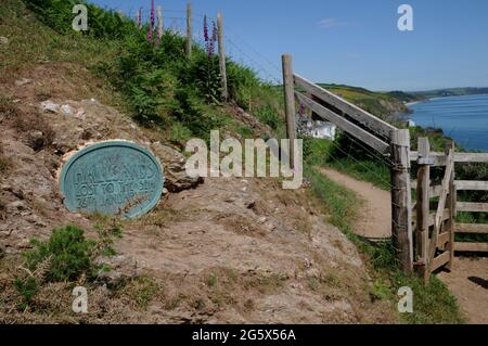 Plaque sur le côté des chemins pour commémorer le village perdu de Hallsands. Le village a été abandonné après que le dragage ait causé des dommages à long terme à la plage. Banque D'Images