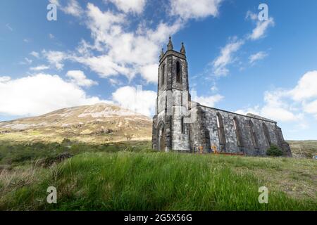 Église abandonnée avec le Mont Errigal en arrière-plan. Dunlewey. Donegal. Irlande Banque D'Images