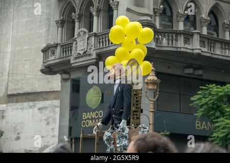 Des personnes et des groupes participent à l'anniversaire du dernier coup d'État en Argentine avec des manifestations artistiques Banque D'Images