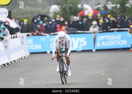 Français Benoit Cosnefroy de l'équipe Citroën AG2R franchit la ligne d'arrivée à la cinquième étape de la 108e édition de la course cycliste Tour de France, a 27, Banque D'Images