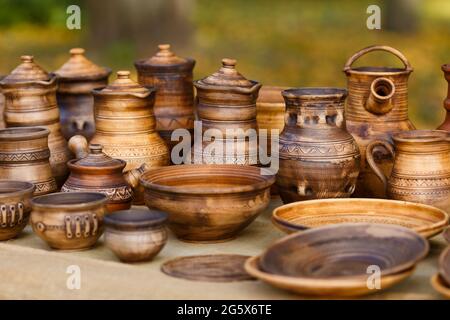 Beaucoup de poterie - pots, bocaux, bols, assiettes avec ornements sont debout sur la cabine. Plats faits main en argile Banque D'Images