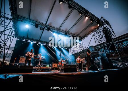 Bologne, Italie. 29 juin 2021. La chanteuse africaine Fatoumata Diawara se produit en direct à Bologne, en Italie, le 29 juin 2021. (Photo de Luigi Rizzo/Pacific Press/Sipa USA) crédit: SIPA USA/Alay Live News Banque D'Images