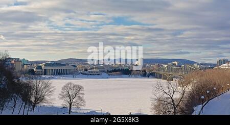 Île de Hull le long de la rivière Ottawa gelée, avec immeubles à bureaux en hauteur, industrie et le musée d'histoire du Canada Gatineau Banque D'Images