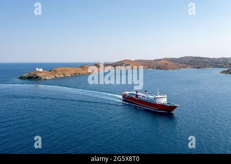 Destination estivale Kea, île de Tzia, Cyclades, Grèce. Un ferry approchant le port de Korissia vue aérienne de drone. Les passagers de couleur rouge embarque sur une mer calme Banque D'Images