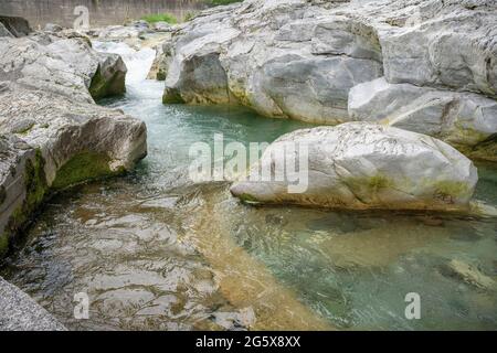 Incroyable rivière Serio, vallée de la Seriana, Bergame, italie. Banque D'Images
