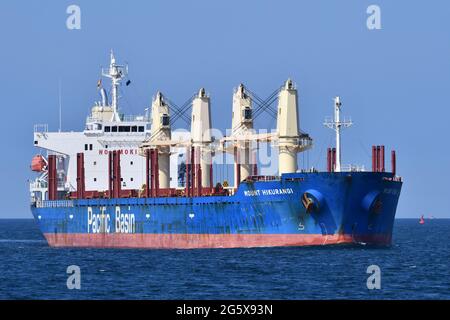 Le porte-vrac du mont Hikurangi entrant dans le fjord de Kiel en direction du canal de Kiel. Sur un trajet de Gdansk à Brake. Banque D'Images