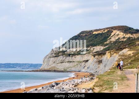 Le sentier de la côte sud-ouest à Seatown avec vue sur le Cap d'or et le rivage et les falaises de la côte jurassique à Dorset, dans le sud-ouest de l'Angleterre Banque D'Images