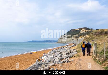 Le sentier de la côte sud-ouest à Seatown avec vue sur le Cap d'or et le rivage et les falaises de la côte jurassique à Dorset, dans le sud-ouest de l'Angleterre Banque D'Images