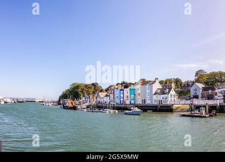 Vue sur le fleuve le long de l'estuaire de la Wey avec des maisons colorées à Weymouth, une ville de bord de mer et populaire station de vacances à Dorset, côte sud de l'Angleterre Banque D'Images