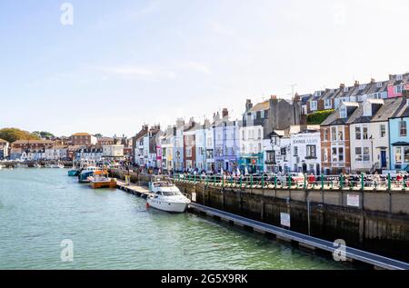 Vue sur le fleuve le long de l'estuaire de la Wey avec des maisons colorées à Weymouth, une ville de bord de mer et populaire station de vacances à Dorset, côte sud de l'Angleterre Banque D'Images