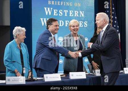 Washington, États-Unis. 30 juin 2021. Le président Joe Biden salue le chef de cabinet de la Maison Blanche Ron Klain à son arrivée à un événement sur la sécheresse, la chaleur et les feux de forêt dans l'ouest des États-Unis à Washington, DC, le mercredi 30 juin 2021. Le gouverneur de l'Oregon, Kate Brown, et le gouverneur de la Californie, Gavin Newsom, ont également parlé virtuellement des incendies de forêt dans leurs États. Photo de Sarah Silbiger/UPI crédit: UPI/Alay Live News Banque D'Images