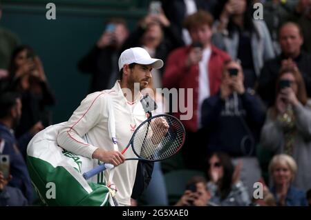 Andy Murray entre sur le court central pour son deuxième tour de match des célibataires de gentlemen contre Oscar Otte le troisième jour de Wimbledon au All England Lawn tennis and Croquet Club, Wimbledon. Date de la photo: Mercredi 30 juin 2021. Banque D'Images