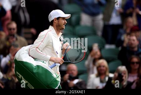 Andy Murray entre sur le court central pour son deuxième tour de match des célibataires de gentlemen contre Oscar Otte le troisième jour de Wimbledon au All England Lawn tennis and Croquet Club, Wimbledon. Date de la photo: Mercredi 30 juin 2021. Banque D'Images