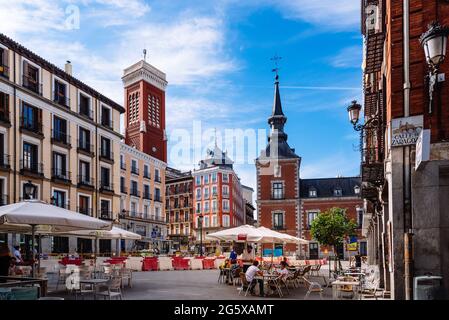 Madrid, Espagne - 8 mai 2021 : café sur la place de Santa Cruz dans le centre historique de Madrid. Ministère des Affaires étrangères Banque D'Images