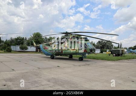 MYKOLAIV, UKRAINE - 30 JUIN 2021 - UN hélicoptère est photographié à l'aérodrome de Kulbakyne pendant l'exercice Sea Breeze 2021, Mykolaiv, dans le sud de l'Ukraine. Banque D'Images
