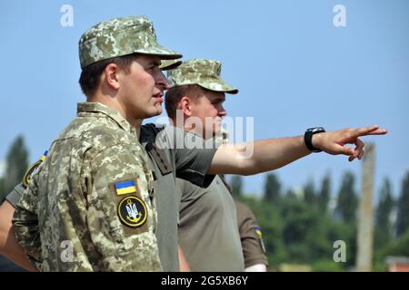 MYKOLAIV, UKRAINE - le 30 JUIN 2021 - des soldats ukrainiens sont photographiés à l'aérodrome de Kulbakyne pendant l'exercice Sea Breeze 2021, Mykolaiv, dans le sud de l'Ukraine. Banque D'Images