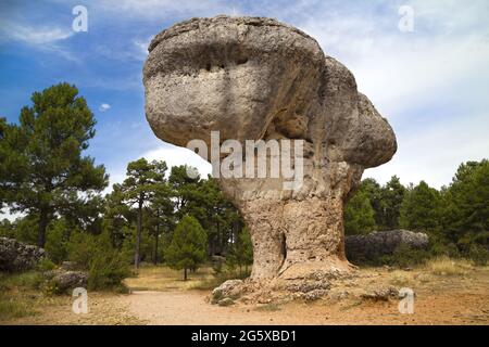 Piédestal de roche dans la Ciudad Encantada, Cuenca, Espagne. Banque D'Images