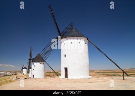 Moulins à vent de l'Alcazar de San Juan, Ciudad Real, Espagne. Banque D'Images