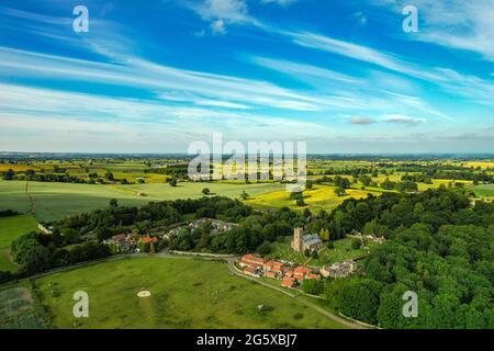 Le petit village de Hornby, avec église et maisons au toit rouge, dans la campagne du North Yorkshire, Angleterre, Royaume-Uni Banque D'Images