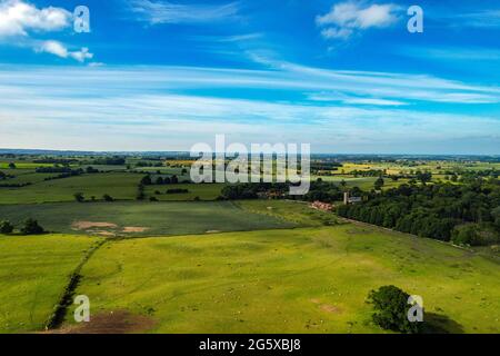 Le petit village de Hornby, avec église et maisons au toit rouge, dans la campagne du North Yorkshire, Angleterre, Royaume-Uni Banque D'Images