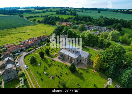 Le petit village de Hornby, avec église et maisons au toit rouge, dans la campagne du North Yorkshire, Angleterre, Royaume-Uni Banque D'Images