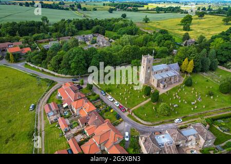 Le petit village de Hornby, avec église et maisons au toit rouge, dans la campagne du North Yorkshire, Angleterre, Royaume-Uni Banque D'Images