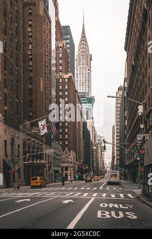 Une rue de ville avec de grands bâtiments, - Lexington Avenue et le Chrysler Building, Midtown Manhattan, New York, New York Banque D'Images