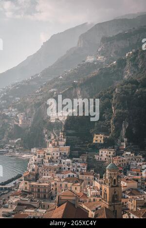 Vue sur le village d'Amalfi et les montagnes environnantes, en Campanie, Italie Banque D'Images