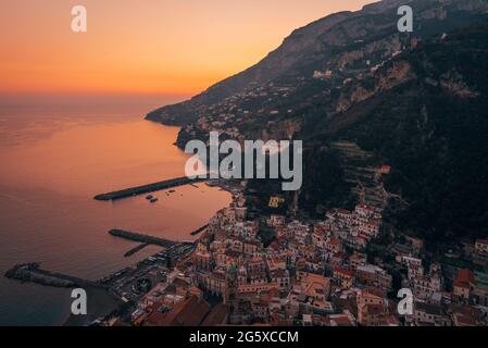 Coucher de soleil vue sur le village d'Amalfi, Campanie, Italie Banque D'Images