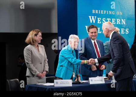 Le président des États-Unis Joe Biden, à droite, salue la conseillère nationale en climat de la Maison-Blanche Gina McCarthy, au centre à gauche, à l'arrivée d'un événement sur la sécheresse, la chaleur et les feux de forêt dans l'ouest des États-Unis à Washington, DC, le mercredi 30 juin 2021. Kathleen Hicks, vice-secrétaire à la Défense des États-Unis, à gauche, et le chef d'état-major de la Maison-Blanche Ron Klain, au centre-droit, le gouverneur Kate Brown (démocrate de l'Oregon) et le gouverneur Gavin Newsom (démocrate de la Californie) ont également parlé pratiquement des incendies de forêt dans leurs États. Crédit : Sarah Silbiger/Pool via CNP/MediaPunch Banque D'Images