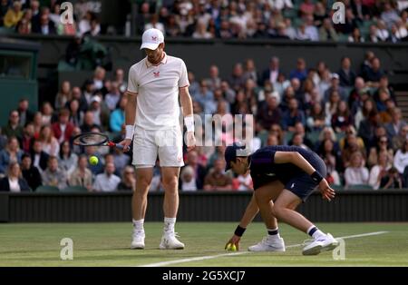 Andy Murray lors de son deuxième tour de match de messieurs, contre Oscar Otte sur le court central le troisième jour de Wimbledon au All England Lawn tennis and Croquet Club, Wimbledon. Date de la photo: Mercredi 30 juin 2021. Banque D'Images