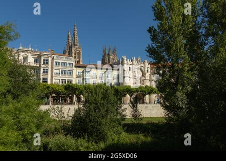 BURGOS, ESPAGNE - 29 juin 2021 : vue sur l'Arco de Santa María et la cathédrale de Burgos depuis la rive de l'Arlanzon en passant par la Cit Banque D'Images