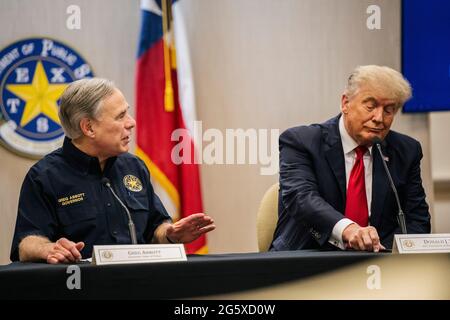 Weslaco Texas USA, juin 30 2021: Texas Gov. GREG ABBOTT et l'ancien président DONALD TRUMP assistent à une réunion d'information sur la sécurité frontalière pour discuter des plans visant à sécuriser la frontière du Texas avec le Mexique. Gov. Abbott s'est engagé à construire un mur frontalier financé par l'État entre le Texas et le Mexique, car une vague d'immigrants principalement d'Amérique centrale traversant vers les États-Unis a défié les agences d'immigration américaines. Jusqu'à présent, en 2021, les agents de la patrouille frontalière des États-Unis ont appréhendé plus de 900,000 000 immigrants traversant la frontière sud vers les États-Unis. (Photo de piscine/ Brandon Bell) crédit : Bob Daemmrich/Alay Live News Banque D'Images