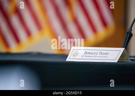 Weslaco Texas USA, juin 30 2021 : un écriteau portant le nom de l'ancien président Donald Trump est présenté avant un briefing sur la sécurité frontalière. Gov. Du Texas Greg Abbott s'est engagé à construire un mur frontalier financé par l'État entre le Texas et le Mexique, car une vague d'immigrants pour la plupart d'Amérique centrale traversant vers les États-Unis a défié les agences d'immigration américaines. Jusqu'à présent, en 2021, les agents de la patrouille frontalière des États-Unis ont appréhendé plus de 900,000 000 immigrants traversant la frontière sud vers les États-Unis. (Brandon Bell/POOL) Credit Bob Daemmrich/Alay Live News Banque D'Images