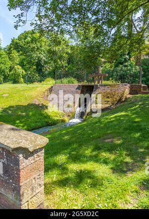 Vue sur Broadwater Mill Park à Kidderminster, Worcestershire, Angleterre par une journée ensoleillée. Banque D'Images