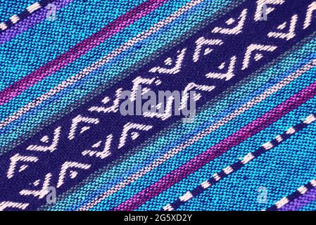 Vue de dessus des tons bleu et violet vibrant motif en diagonale du textile de la région du nord de la Thaïlande Banque D'Images