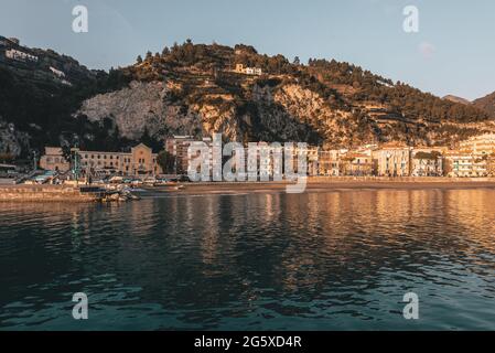 Vue sur le village de Maiori et les montagnes, sur la côte amalfitaine en Campanie, Italie Banque D'Images