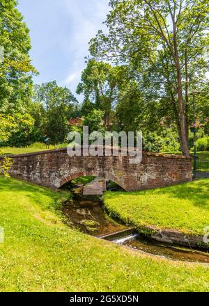 Vue sur Broadwater Mill Park à Kidderminster, Worcestershire, Angleterre par une journée ensoleillée. Banque D'Images