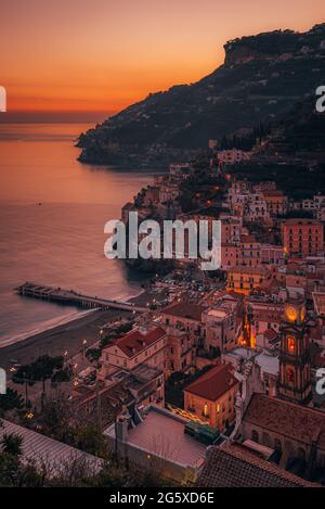 Coucher de soleil sur le village de Minori, sur la côte amalfitaine en Campanie, Italie Banque D'Images