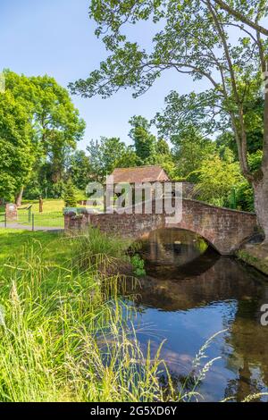 Vue sur Broadwater Mill Park à Kidderminster, Worcestershire, Angleterre par une journée ensoleillée. Banque D'Images