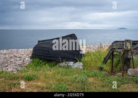Un vieux bateau en bois sur la mer. Photo de la mer Baltique. Ciel bleu et océan en arrière-plan. Banque D'Images