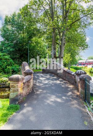 Vue sur Broadwater Mill Park à Kidderminster, Worcestershire, Angleterre par une journée ensoleillée. Banque D'Images