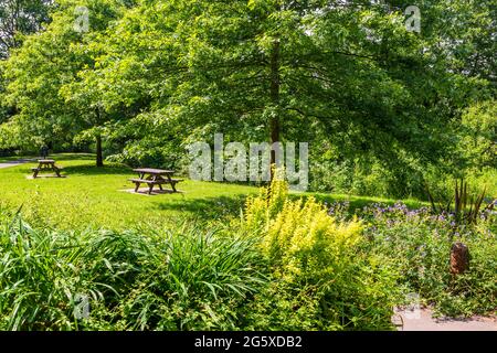 Vue sur Broadwater Mill Park à Kidderminster, Worcestershire, Angleterre par une journée ensoleillée. Banque D'Images