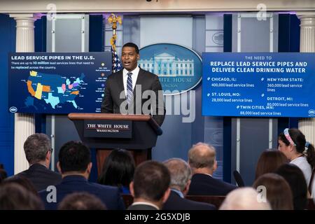 Washington, États-Unis. 30 juin 2021. Michael Regan, administrateur de l'Agence de protection de l'environnement, s'adresse aux journalistes à la Maison Blanche à Washington, DC, le mercredi 30 juin 2021. Regan a parlé des efforts de l'EPA pour fournir de l'eau potable propre partout aux États-Unis grâce à des améliorations visant à diriger les tuyaux de service. Photo par Sarah Silbiger/Pool/Sipa USA crédit: SIPA USA/Alay Live News Banque D'Images